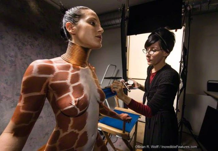 Жінка подовжила шию за допомогою мідних кілець (25 фото) – фото 17