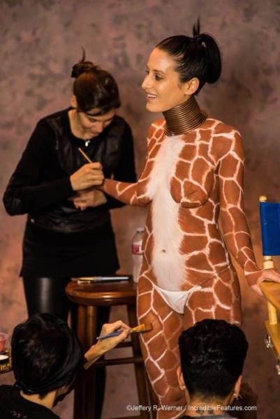 Жінка подовжила шию за допомогою мідних кілець (25 фото) – фото 18