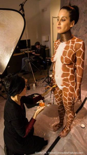 Жінка подовжила шию за допомогою мідних кілець (25 фото) – фото 19