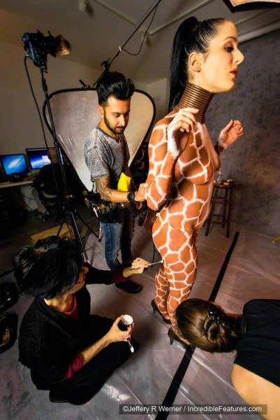 Жінка подовжила шию за допомогою мідних кілець (25 фото) – фото 20