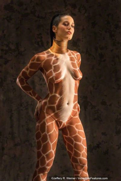 Жінка подовжила шию за допомогою мідних кілець (25 фото) – фото 23