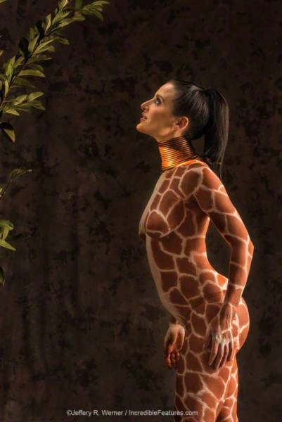 Жінка подовжила шию за допомогою мідних кілець (25 фото) – фото 25