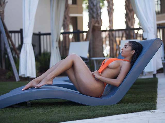 Дівчата в купальниках насолоджуються променями сонця (54 фото) – фото 19