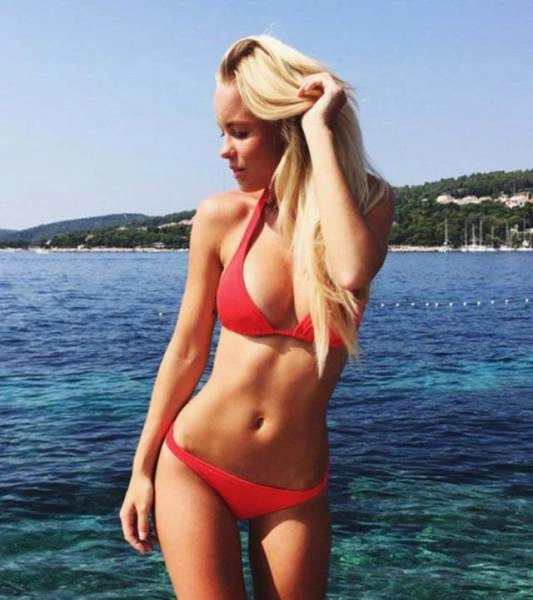 Дівчата в купальниках насолоджуються променями сонця (54 фото) – фото 30