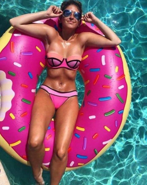 Дівчата в купальниках насолоджуються променями сонця (54 фото) – фото 44