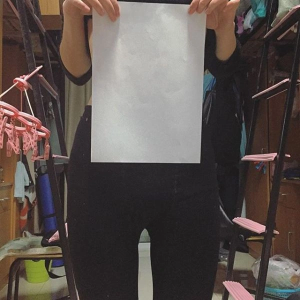 Китаянки демонструють стрімкість талії за допомогою аркуша паперу А4 (26 фото) – фото 4