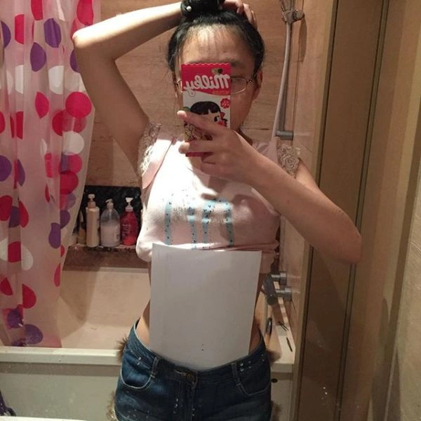 Китаянки демонструють стрімкість талії за допомогою аркуша паперу А4 (26 фото) – фото 5