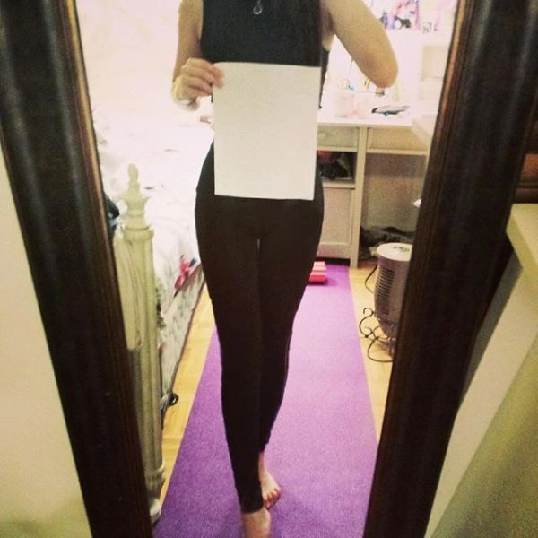 Китаянки демонструють стрімкість талії за допомогою аркуша паперу А4 (26 фото) – фото 7