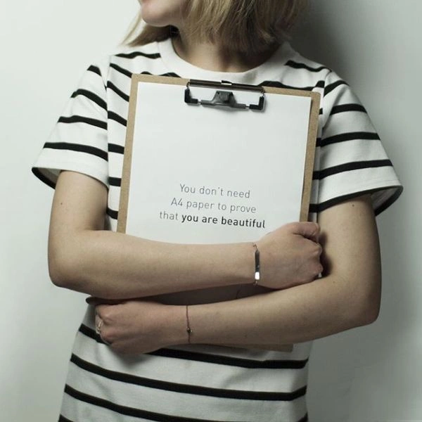 Китаянки демонструють стрімкість талії за допомогою аркуша паперу А4 (26 фото) – фото 11