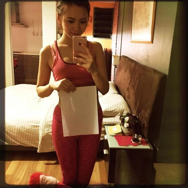 Китаянки демонструють стрімкість талії за допомогою аркуша паперу А4 (26 фото) – фото 21