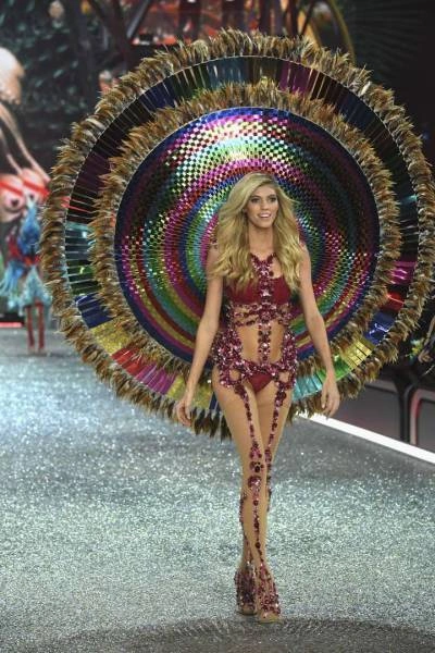У Парижі відбулася презентація колекції нижньої білизни Victoria’s Secret 2016 (60 фото) – фото 28
