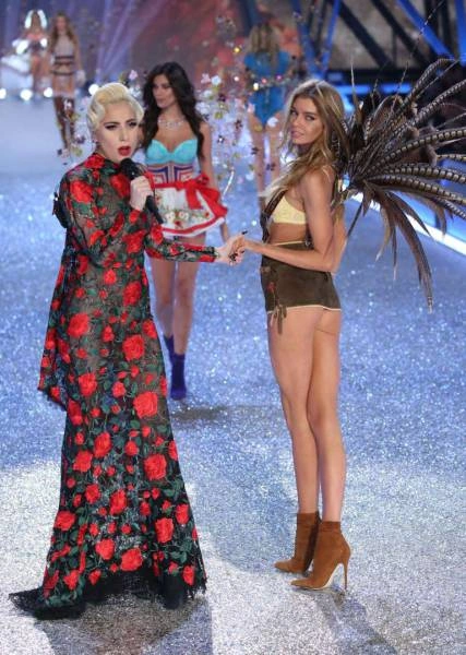 У Парижі відбулася презентація колекції нижньої білизни Victoria’s Secret 2016 (60 фото) – фото 31