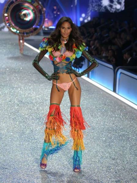 У Парижі відбулася презентація колекції нижньої білизни Victoria’s Secret 2016 (60 фото) – фото 33