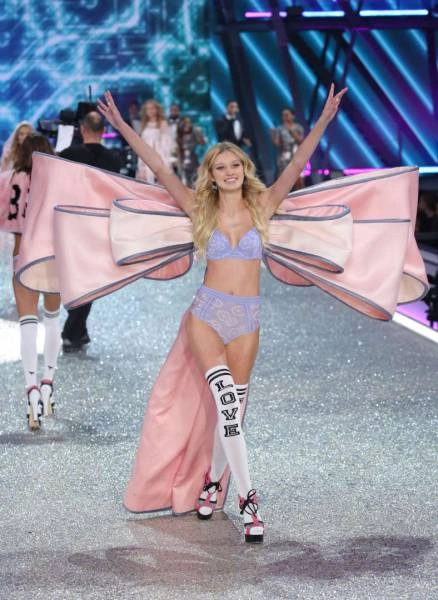 У Парижі відбулася презентація колекції нижньої білизни Victoria’s Secret 2016 (60 фото) – фото 34