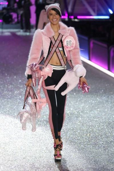 У Парижі відбулася презентація колекції нижньої білизни Victoria’s Secret 2016 (60 фото) – фото 36