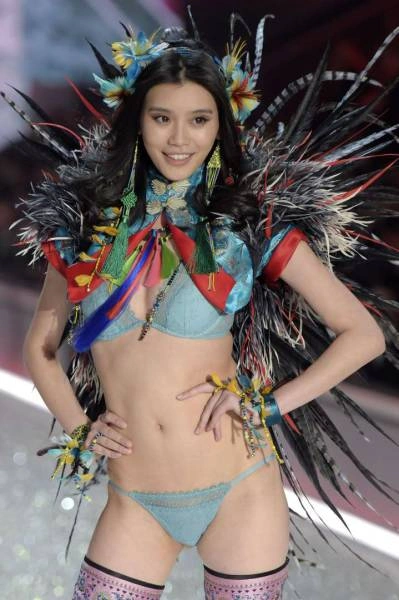 У Парижі відбулася презентація колекції нижньої білизни Victoria’s Secret 2016 (60 фото) – фото 41