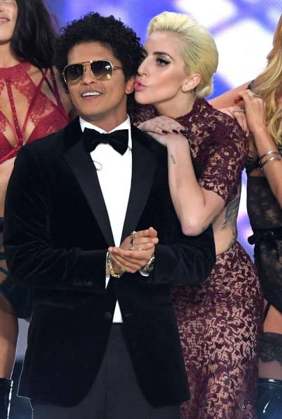 У Парижі відбулася презентація колекції нижньої білизни Victoria’s Secret 2016 (60 фото) – фото 44