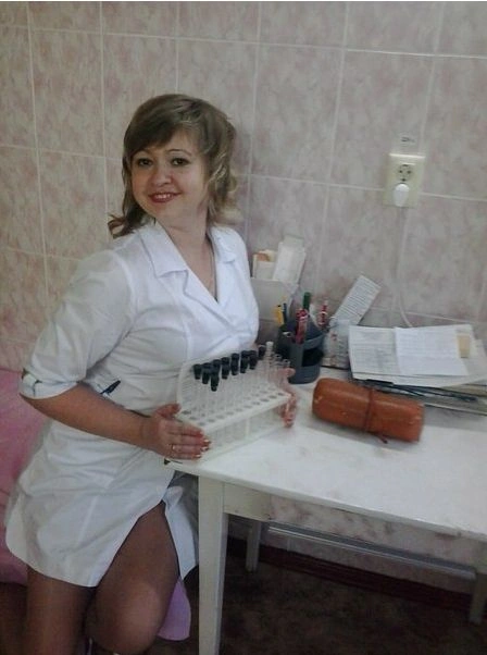 Медсестри не втрачають можливості показати свої ніжки (26 фото)