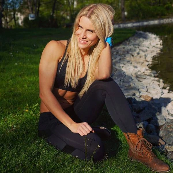 Адрієнн Колеса - найсексуальніша жінка німецької поліції (34 фото) – фото 33