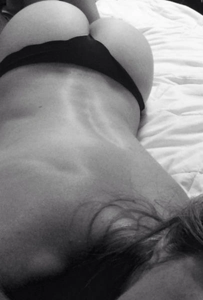 Дівчата хвастають своїми сідницями (48 фото) – фото 40