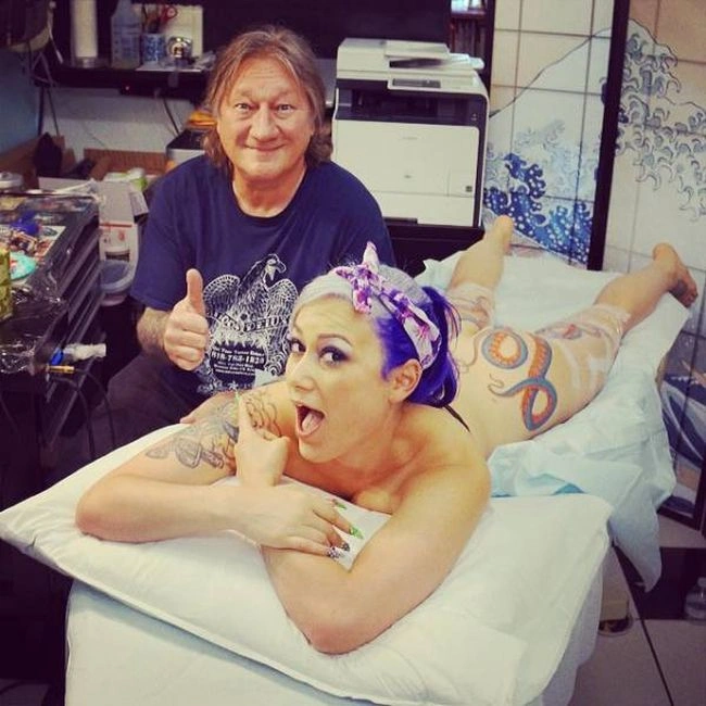 Кольорова восьминіжка прикрасила сідниці дівчини (6 фото) – фото 2