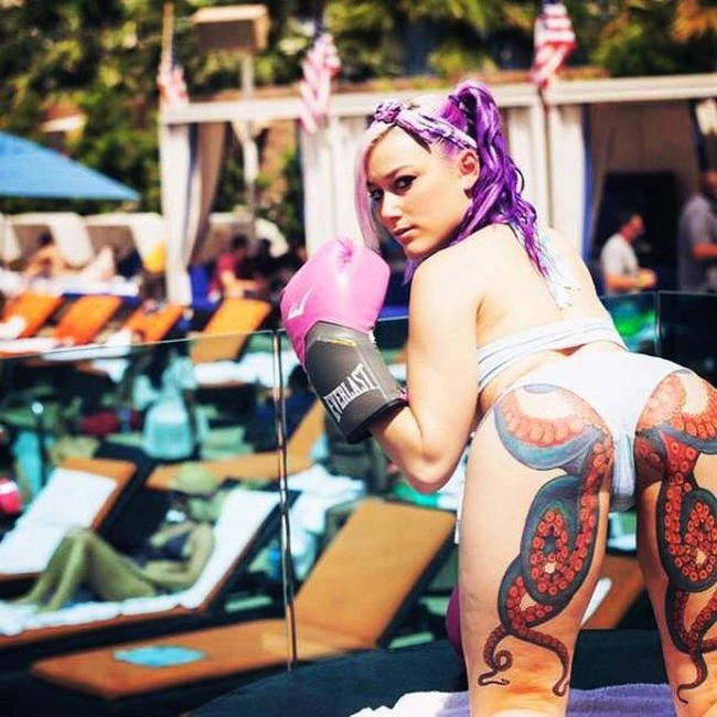 Кольорова восьминіжка прикрасила сідниці дівчини (6 фото) – фото 5