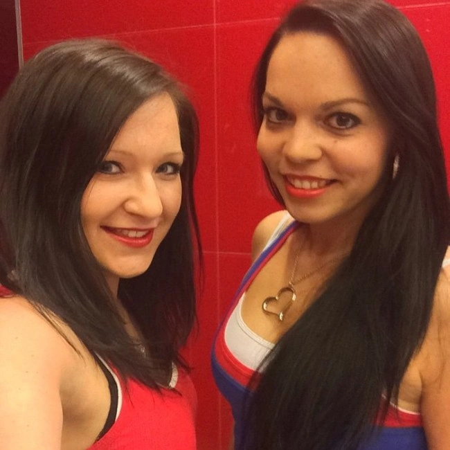 Милі вболівальниці на хокеї (34 фото) – фото 14