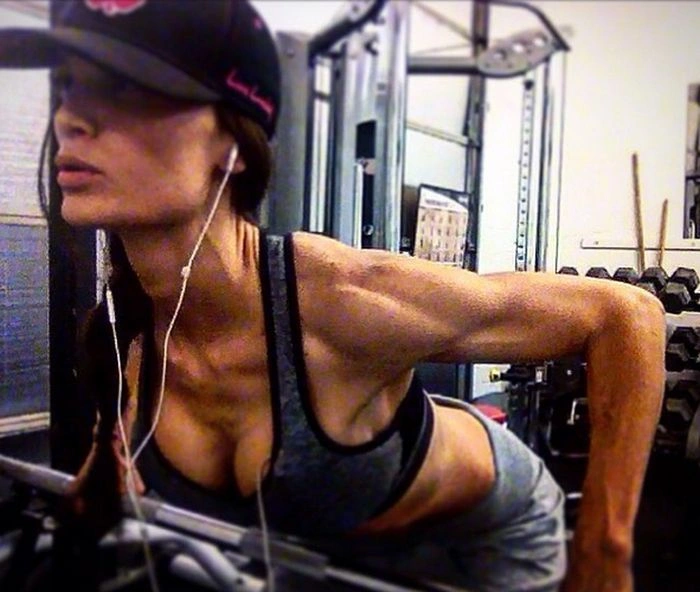 У США вчителька і фітнес-модель Мінді Дженсен стала жертвою шкідливих коментарів через фото в соцмережі (18 фото) – фото 13