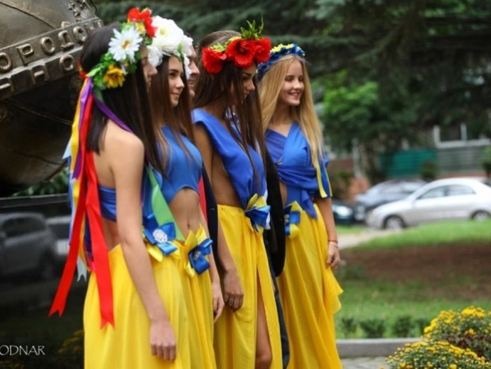 На святкуванні 70-річчя УжНУ студенток вбрали в відверті сукні (7 фото)