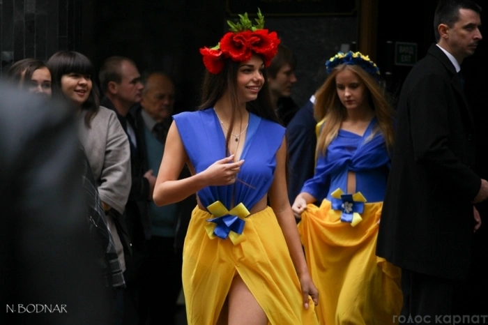 На святкуванні 70-річчя УжНУ студенток вбрали в відверті сукні (7 фото) – фото 2