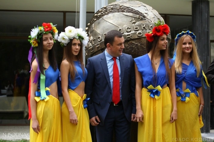 На святкуванні 70-річчя УжНУ студенток вбрали в відверті сукні (7 фото) – фото 3