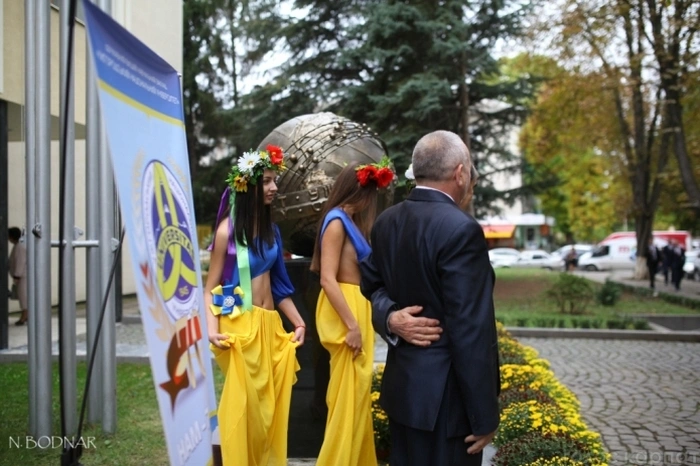 На святкуванні 70-річчя УжНУ студенток вбрали в відверті сукні (7 фото) – фото 4