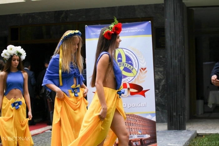 На святкуванні 70-річчя УжНУ студенток вбрали в відверті сукні (7 фото) – фото 5