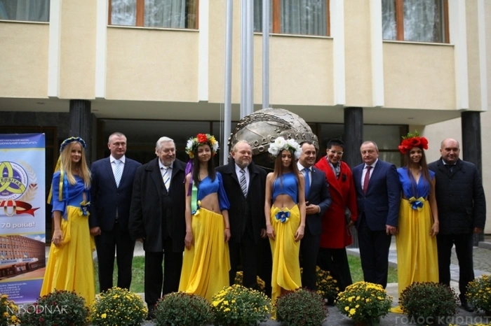 На святкуванні 70-річчя УжНУ студенток вбрали в відверті сукні (7 фото) – фото 6