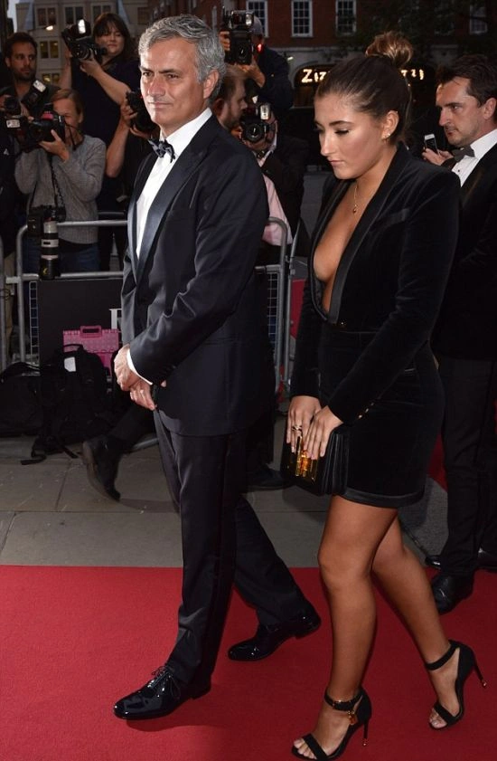 18-річна дочка Жозе Моуринью зробила фурор завдяки глибокому декольте (4 фото)