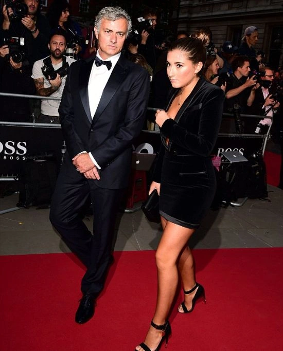 18-річна дочка Жозе Моуринью зробила фурор завдяки глибокому декольте (4 фото) – фото 2