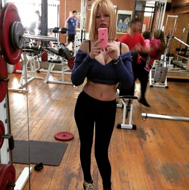 Італійська порноактриса Сара Томмазі стала директором футбольного клубу Маррувіум (14 фото)