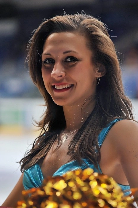 Дівчата з команд підтримки КХЛ (46 фото) – фото 8