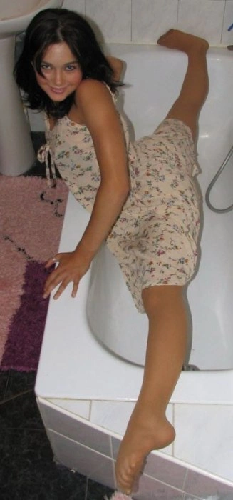 Дівчина організувала акробатичний фотосет у власній квартирі (40 фото) – фото 1