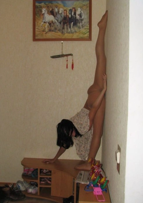 Дівчина організувала акробатичний фотосет у власній квартирі (40 фото) – фото 25