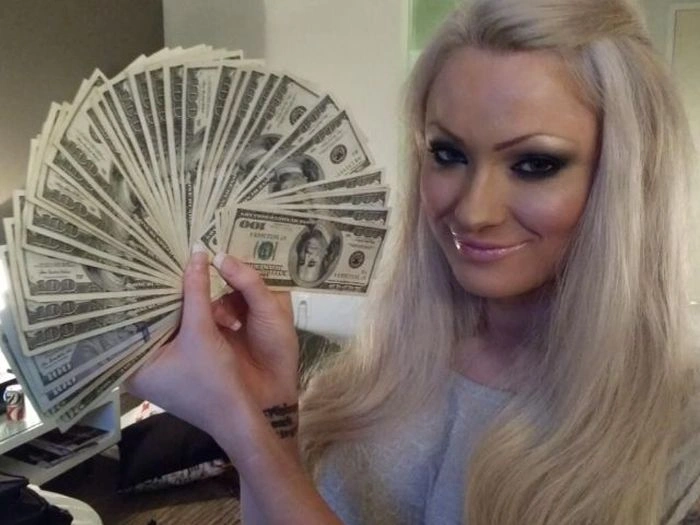 Дівчина, яка мріє стати власницею найбільшої грудей (17 фото)