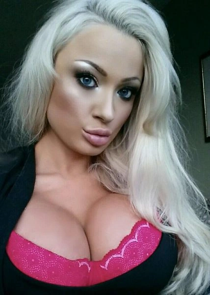 Дівчина, яка мріє стати власницею найбільшої грудей (17 фото) – фото 9