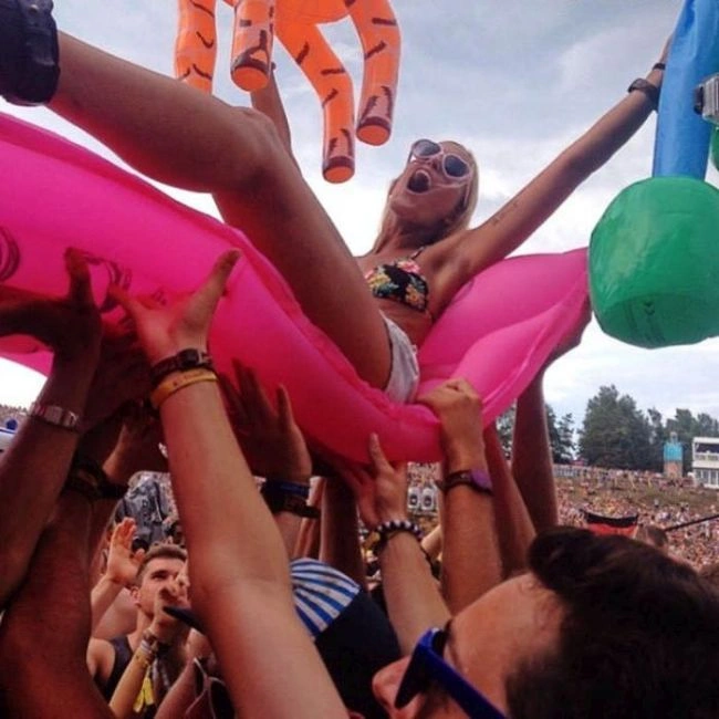 Дівчата з музичного фестивалю (44 фото) – фото 9