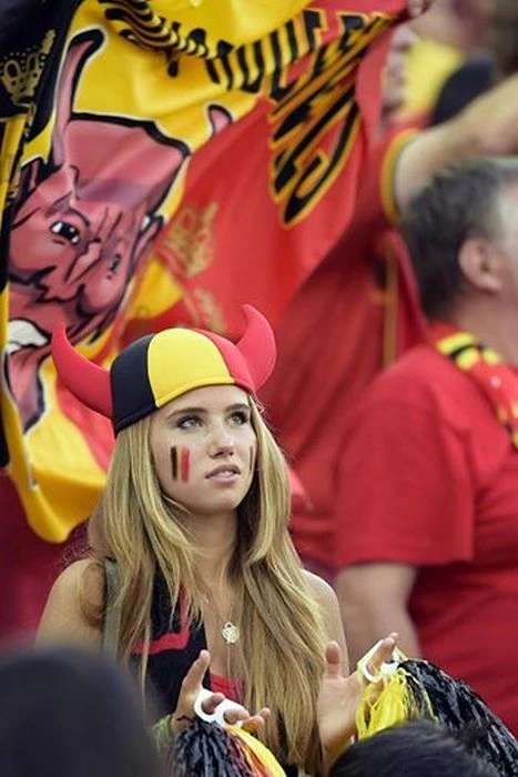 Футбольна вболівальниця отримала модельний контракт (20 фото) – фото 4