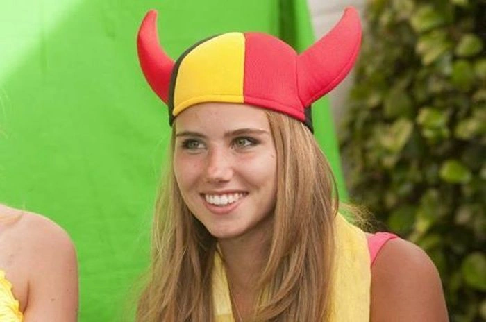 Футбольна вболівальниця отримала модельний контракт (20 фото) – фото 5