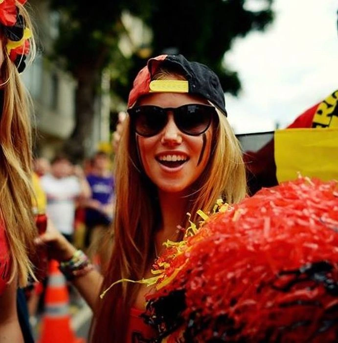 Футбольна вболівальниця отримала модельний контракт (20 фото) – фото 8