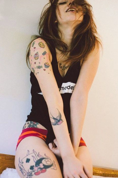 Красиві дівчата з татуюваннями (40 фото) – фото 31