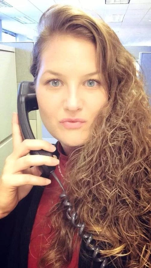 Гарні дівчата фотографують себе на робочому місці (45 фото) – фото 2