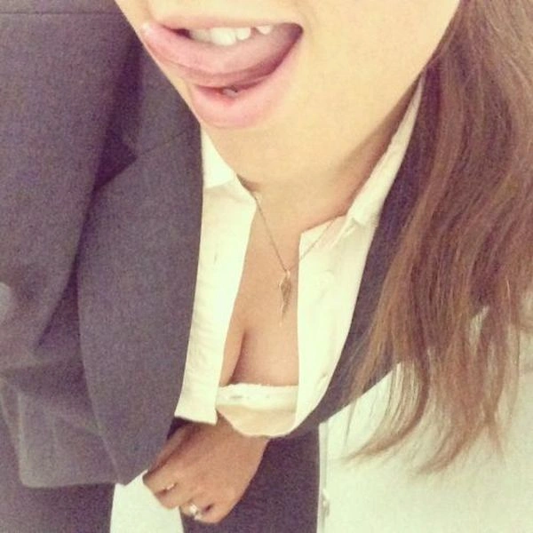 Гарні дівчата фотографують себе на робочому місці (45 фото) – фото 11