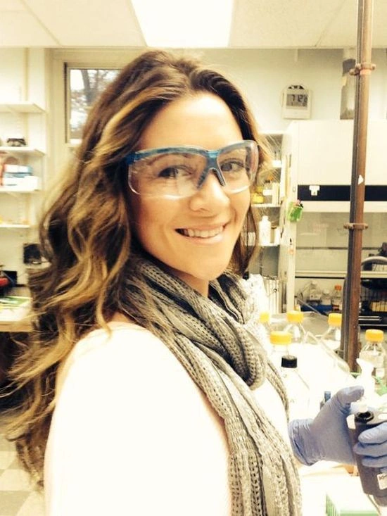 Гарні дівчата фотографують себе на робочому місці (45 фото) – фото 14